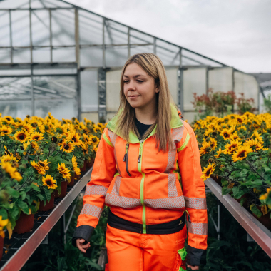 Wir verpflanzen jedes Jahr unzählige Bäume, Blumen und Sträucher in unseren Parks und Wäldern.