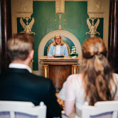 Wir verheiraten jedes Jahr gut 1.000 verliebte Paare in unserem barocken Trauzimmer inmitten der Heidelberger Altstadt.