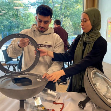 Unsere Lernenden verleihen ausgedienten Strassenleuchten ein zweites Leben - sie bauen sie zu Stehlampen um.