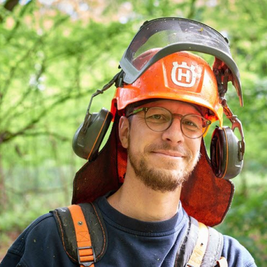 Lerne unsere Mitarbeitenden kennen. Das ist Jan, Vorarbeiter Aussenanlagen Wasser.