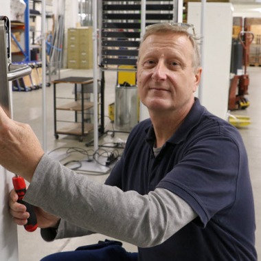 Lerne unsere Mitarbeitenden kennen. Das ist Peter, Fachspezialist Facility Services.