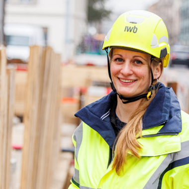 Lerne unsere Mitarbeitenden kennen. Das ist Nora, Fachbauleiterin.