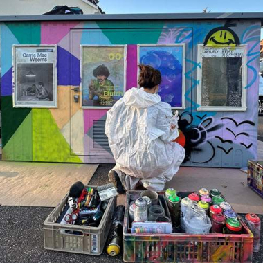 Zusammen mit unseren Mitarbeitenden und Künstlerinnen und Künstlern von Arth with us haben unsere Lernenden IWB Kabelverteilkästen in Basel mit Graffitis verziert.