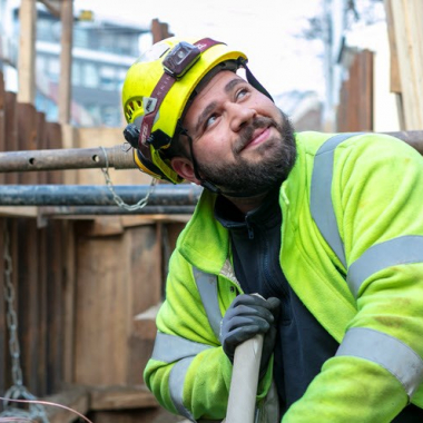 Lerne unsere Mitarbeitenden kennen. Das ist Nikola, Netzmonteur Elektrizität.