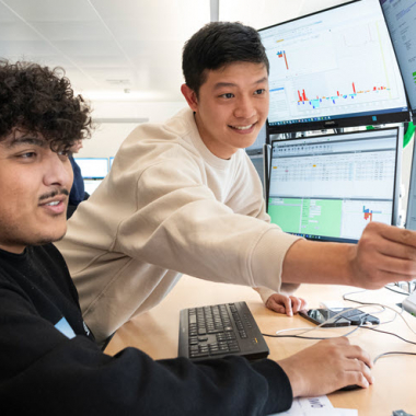 Lerne unsere Mitarbeitenden kennen. Das sind Benjamin Lin und Sofien, Spothändler.