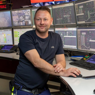 Lerne unsere Mitarbeitenden kennen. Das ist Simon, Dispatcher Betrieb Fernwärme.