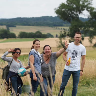 Gemeinsam beim jährlichen Betriebsausflug: hier zum Fußballgolf
