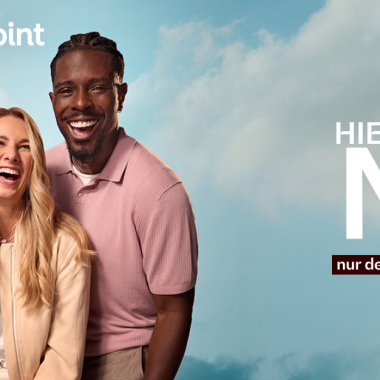 Drei lachende Personen vor einem Himmel-Hintergrund