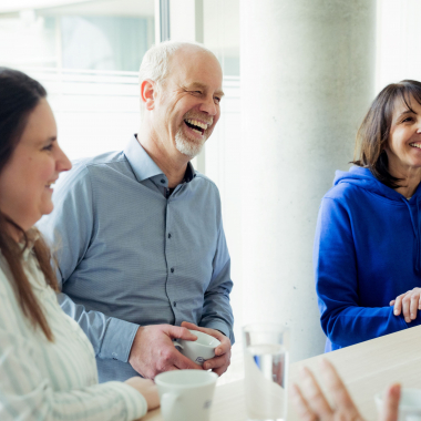 Auftanken in unseren modernen Tee-/Kaffeeküchen. Wasser und Kaffeespezialitäten stellen wir als Arbeitgeber.