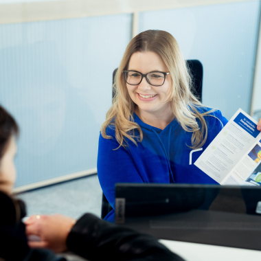 Persönlich und kompetent für unsere Kunden. Im Kundencenter, telefonisch oder per WhatsApp - unsere Kolleg:innen in Regensburg beraten gerne!