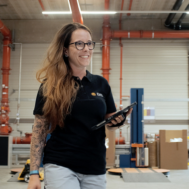 Im Hintergrund unverzichtbar: Unsere Kollegin im Lager hält Abläufe am Laufen und sorgt für reibungslose Prozesse.