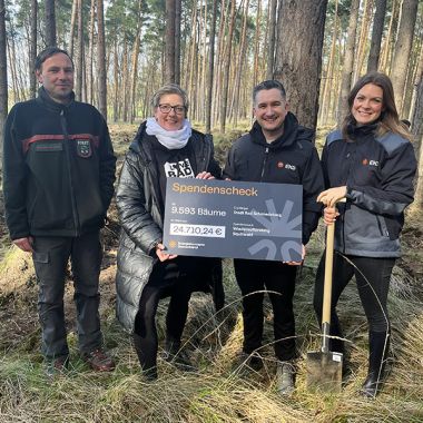 Nachhaltigkeit, die wächst: Für jede verkaufte Anlage pflanzen wir einen Baum – hier bei unserer Baupflanz-Aktion in Bad Schmiedeberg.