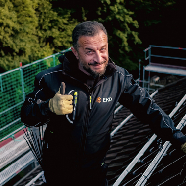 Handwerk mit Verantwortung: Einer unserer Monteure bei der Arbeit – engagiert, erfahren und mit vollem Einsatz dabei.