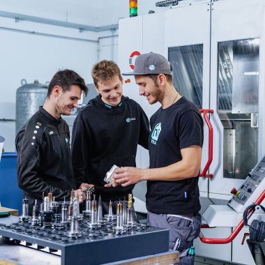 Ausbilder Chris mit Azubis