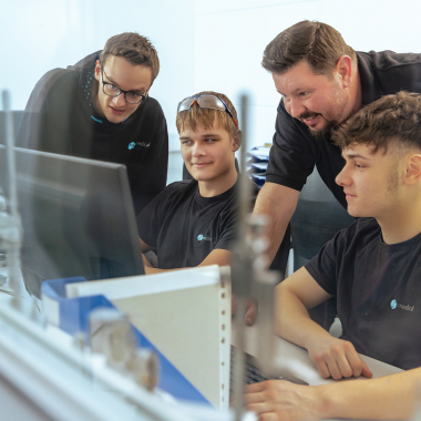 Ausbilder Siggi mit den Azubis