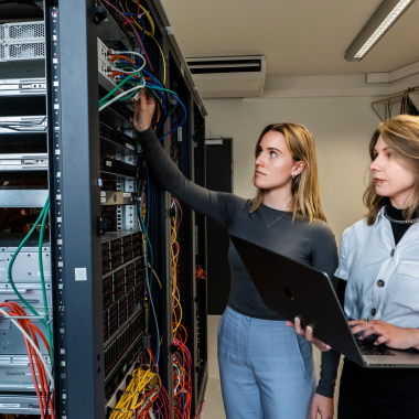 Duale Studentinnen bei der Arbeit