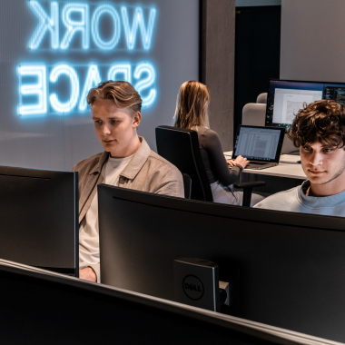 Duale Studenten bei der Arbeit