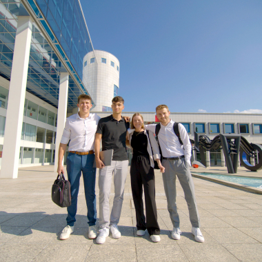Du möchtest mit einer Ausbildung oder einem Dualen Studium den Grundstein für deine berufliche Zukunft legen – bei Würth bist du dafür genau richtig.