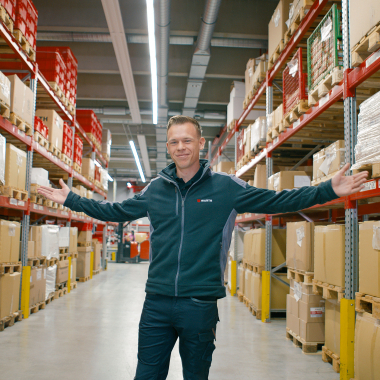 Über 1.000 Kolleginnen und Kollegen sorgen sowohl im kaufmännischen, als auch im gewerblichen Bereich tagtäglich für einen reibungslosen Ablauf und den Versand von rund 45.000 Paketen pro Tag.