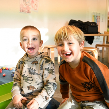 Zwei fröhliche Kinder in unserer Kindertagesstätte. Wir stehen für qualitativ hochwertige Kinderbetreuung, individuelle Förderung und ein wertschätzendes Miteinander. Als Arbeitgeber bieten wir ...