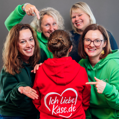 Unsere Käse machen das Leben reicher und bringen gute Laune. Unsere Marken begeistern die Konsumenten und unsere Mitarbeiter, die sich im Herzblut für sie einsetzen.