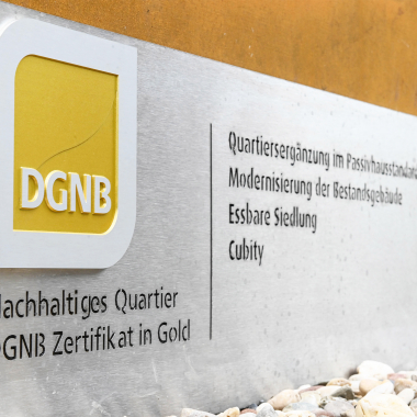 Nachhaltigkeit und Klimaschutz sind uns wichtig: Adolf-Miersch-Siedlung ist erstes DGNB-Gold-Quartier in Hessen. Foto: NHW / Marc Strohfeldt