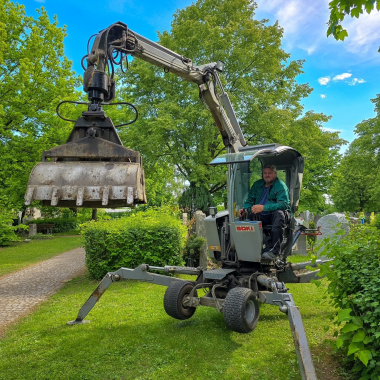 Bestattungsmitarbeiter im Friedhofsdienst